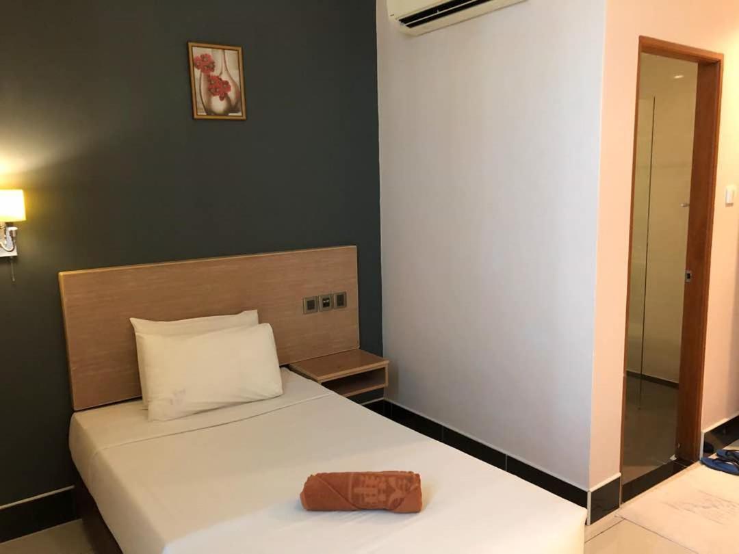 The Room Hotel Miri Cameră foto