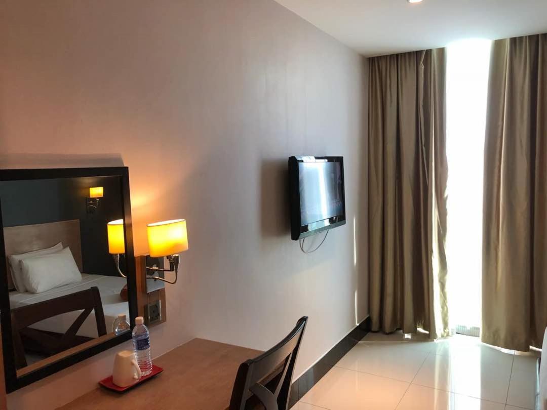 The Room Hotel Miri Cameră foto